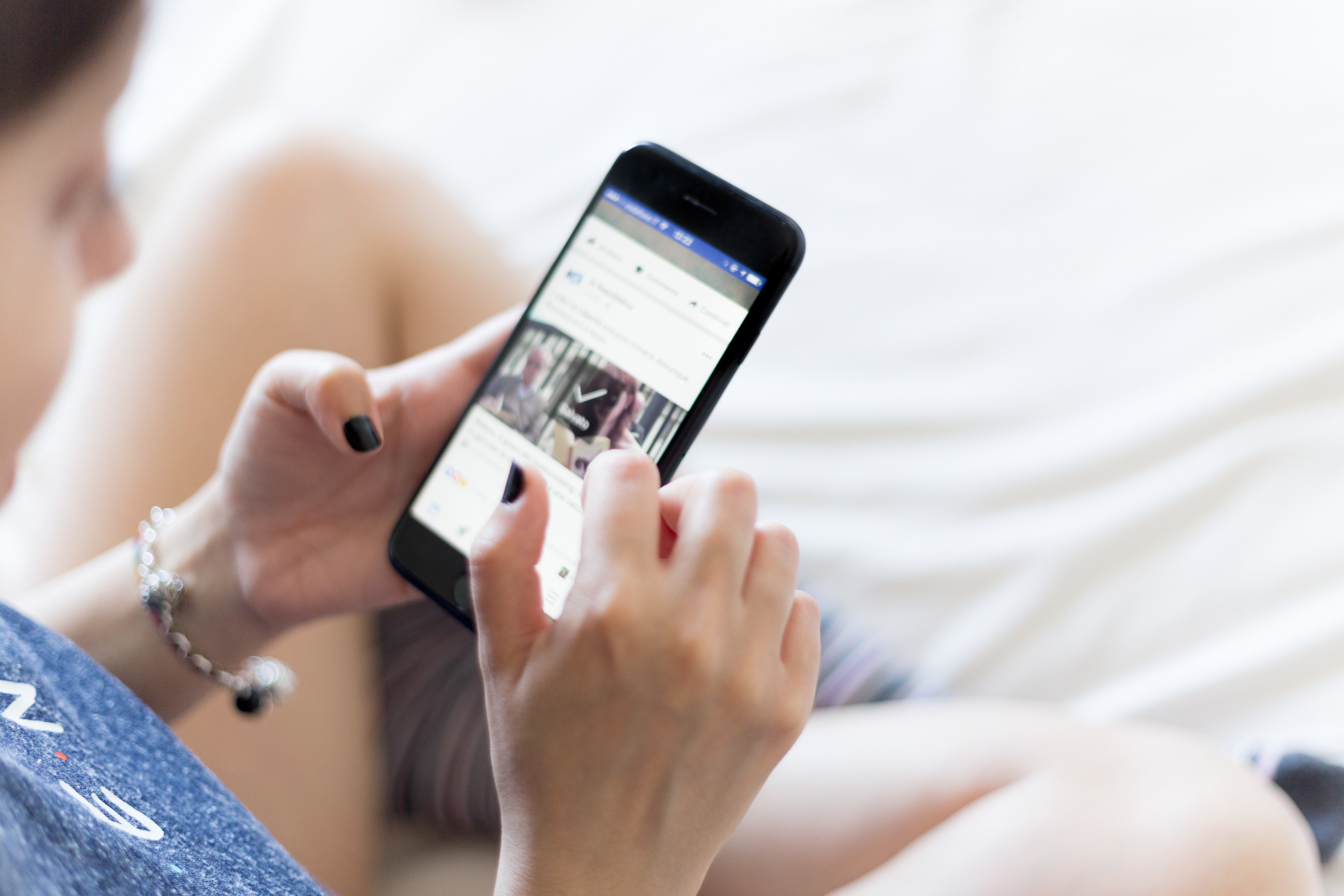 dziewczyna rozwiązująca zadanie na telefonie