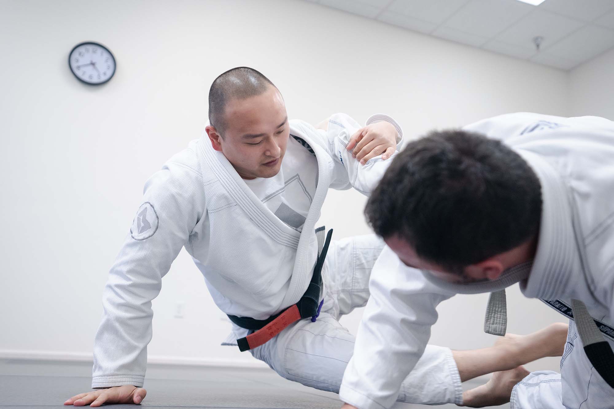 walczący zawodnicy bjj